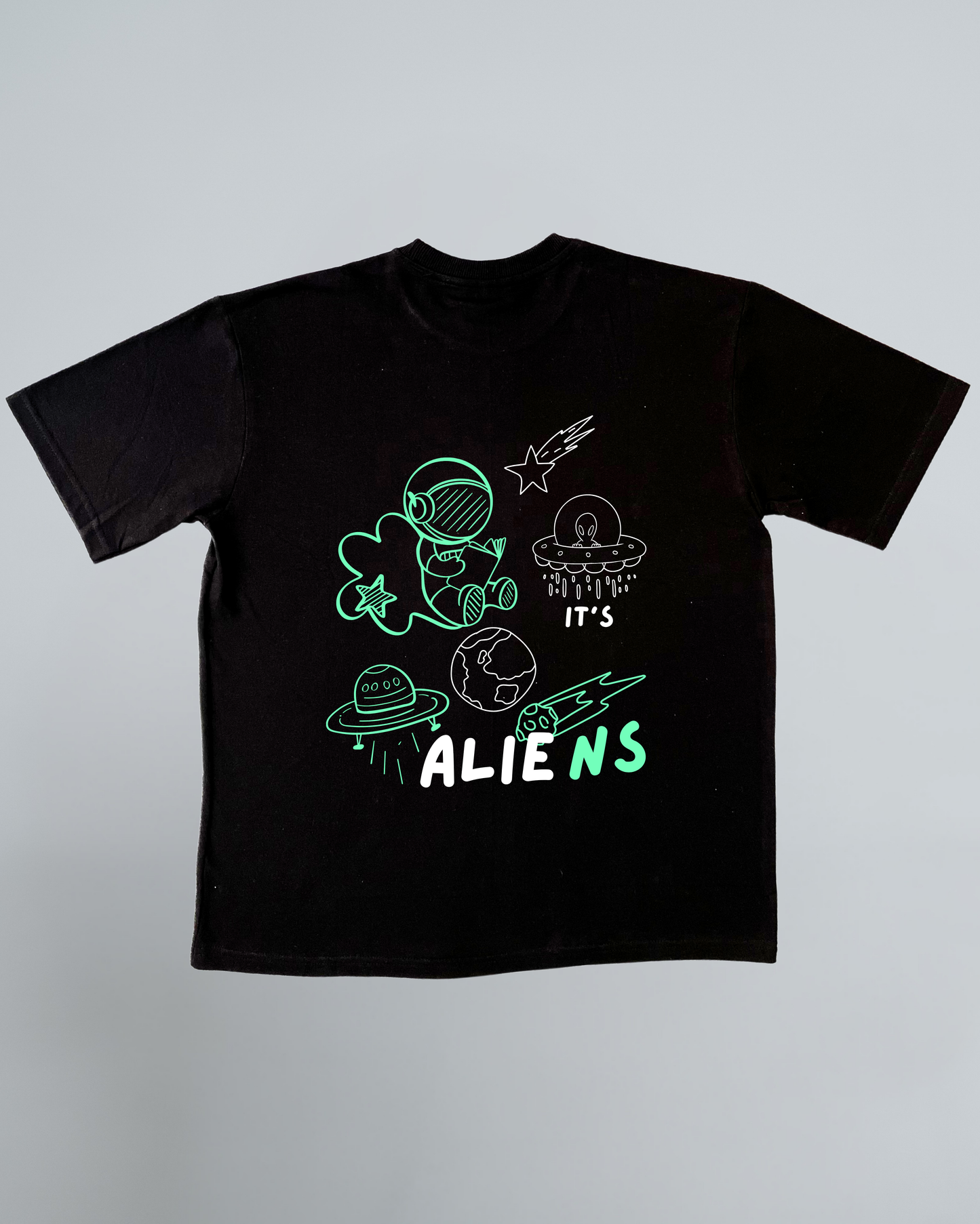 Men’s "Alien Encounter" Astronaut Oversized T-Shirt – Science Meets the Unknown