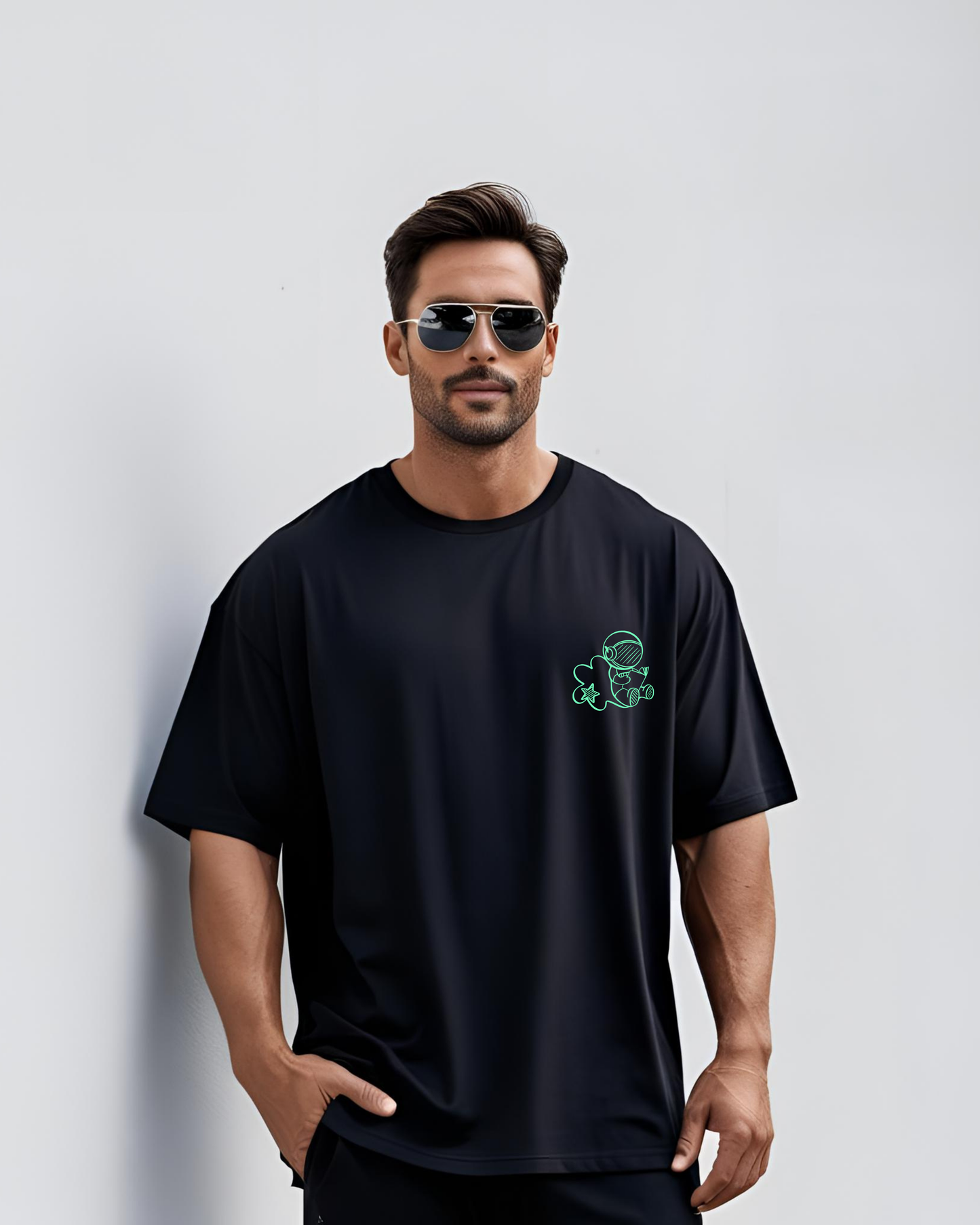 Men’s "Alien Encounter" Astronaut Oversized T-Shirt – Science Meets the Unknown