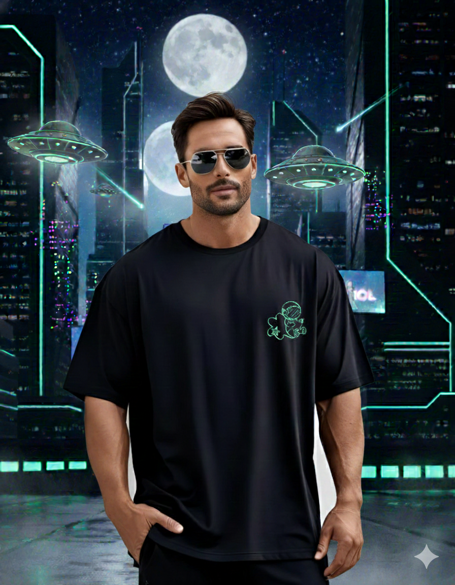 Men’s "Alien Encounter" Astronaut Oversized T-Shirt – Science Meets the Unknown